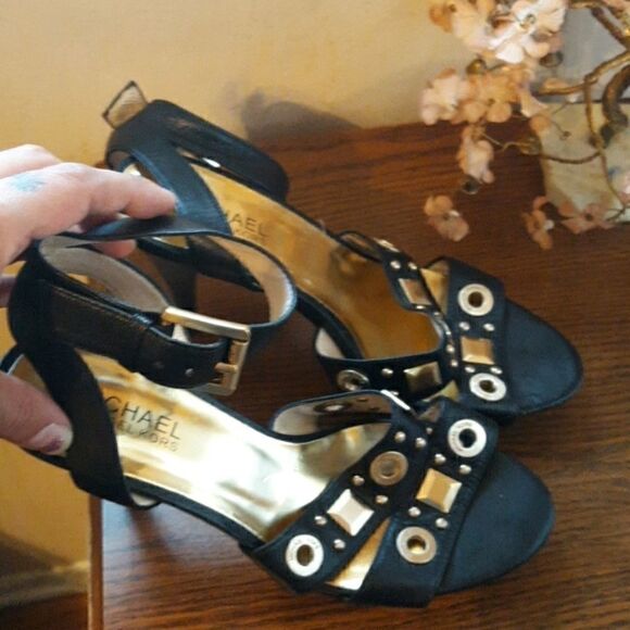 🔥MICHEAL KORS🔥 BLACK LEATHER GOLD STUDDED LOGO HEELS W/ ANKLE STRAP SIZE 7 - Picture 4 of 11